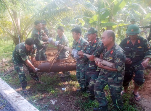 Bàn giao 10 quả bom nặng hơn 2 tấn cho Lữ đoàn Công binh 25