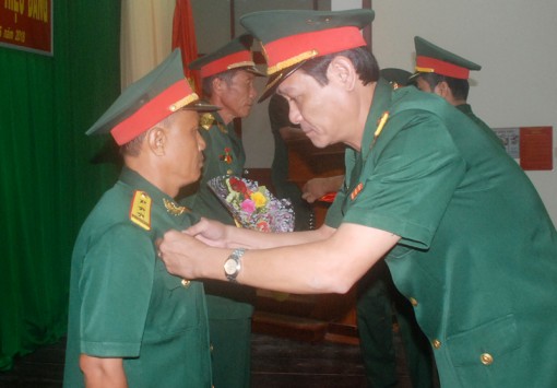 Bộ Chỉ huy Quân sự tỉnh trao Huy hiệu 30 năm tuổi Đảng cho 2 đảng viên