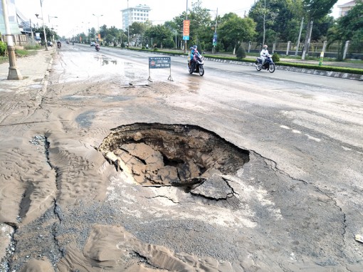 Xuất hiện hố "tử thần" trên đường Đồng Văn Cống