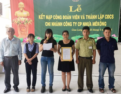 Kết nạp đoàn viên và thành lập Công đoàn cơ sở Chi nhánh Công ty Cổ phần nhựa Mêkông