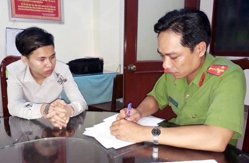 Tiếp nhận đối tượng bị truy nã ra đầu thú