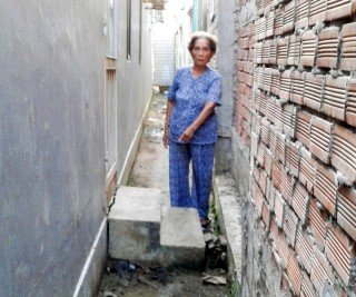 Không tháo dỡ phần nhà đã xây trên đất bãi bồi ven sông thuộc Ấp 3, xã Bình Thắng