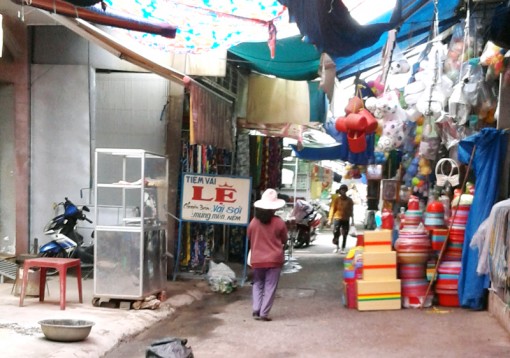 Buộc tháo dỡ hàng rào lấn chiếm hành lang chợ