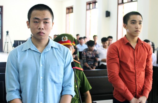 Côn đồ giết người, 1 bị cáo lãnh án tù chung thân, 1 bị cáo lãnh án 17 năm tù