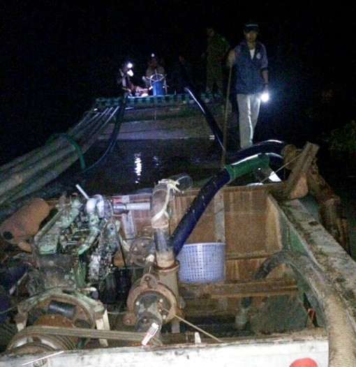 Bắt quả tang tàu hút cát trái phép