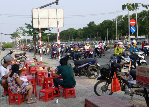 Lấn chiếm vỉa hè, hành lang an toàn giao thông