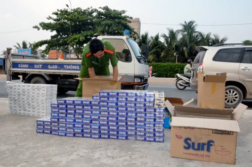 Bắt quả tang đối tượng vận chuyển 2.300 gói thuốc lá nhập lậu
