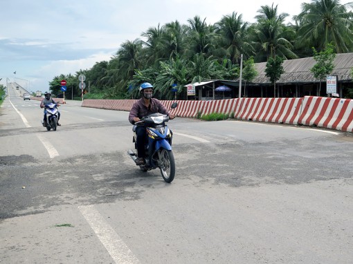 Thông tin về tình trạng hư hỏng tuyến đường dẫn cầu Cổ Chiên