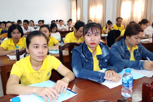 60 nhân viên đại lý thu bảo hiểm tham gia tập huấn