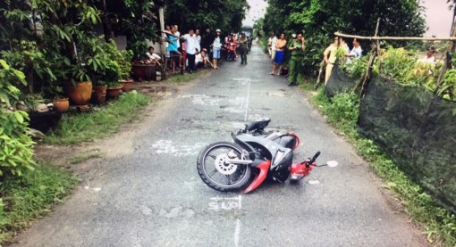 Đi bộ qua đường bị xe máy tông chết