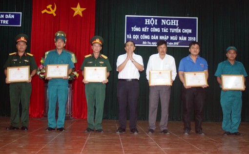 UBND tỉnh khen thưởng 6 tập thể, cá nhân trong công tác tuyển chọn và gọi công dân nhập ngũ năm 2018
