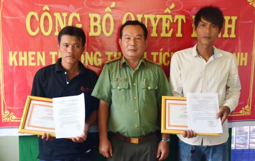 Khen thưởng đột xuất 2 quần chúng dũng cảm bắt tội phạm