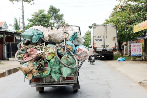 Xe chở phế liệu cồng kềnh, choáng tầm nhìn dễ gây ra tai nạn