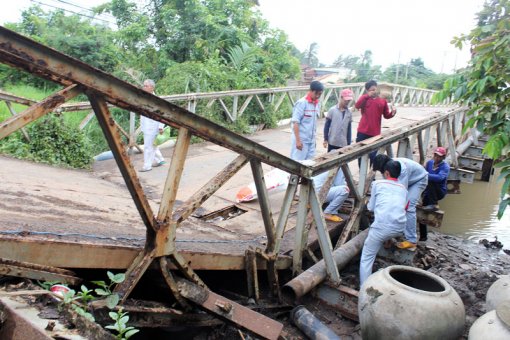 Sập cầu ở Bình Đại, giao thông chia cắt