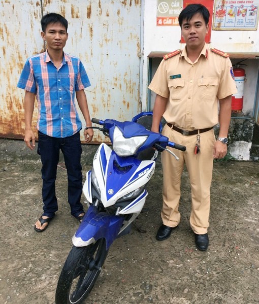 Bàn giao xe mô tô bị mất trộm cho cơ quan điều tra