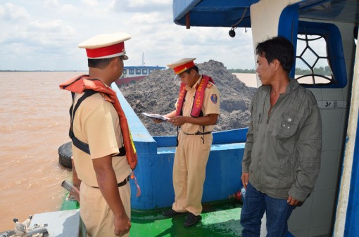 Nguy cơ xảy ra tai nạn giao thông thủy trong mùa mưa bão