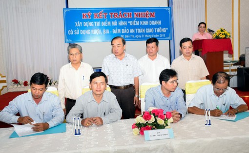 Ký kết trách nhiệm xây dựng mô hình “Điểm kinh doanh có sử dụng rượu, bia đảm bảo an toàn giao thông”