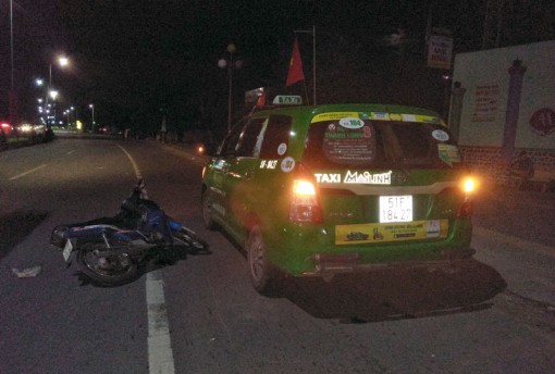 Xe mô tô tông xe taxi, một người nguy kịch