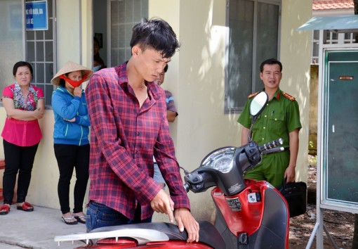 Bắt đối tượng chuyên móc cốp xe mô tô trộm tài sản