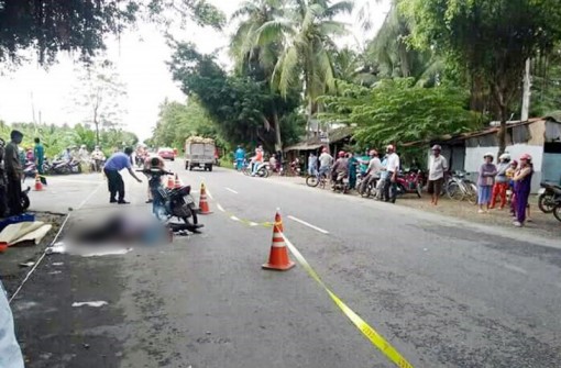 Xe mô tô tông xe tải, một người chết thảm