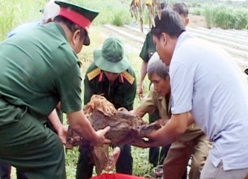 Cất bốc hài cốt liệt sĩ tại xã Thạnh Hải