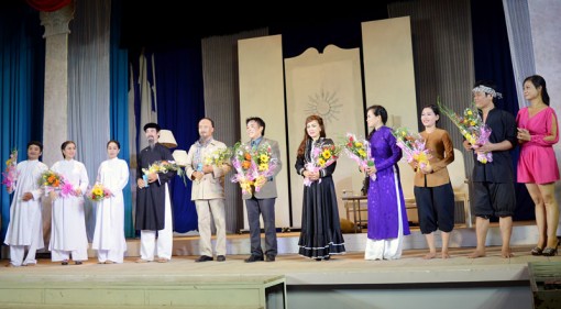 Tằm mãi vương tơ