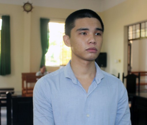 Giật dây chuyền, bị phạt 2 năm tù