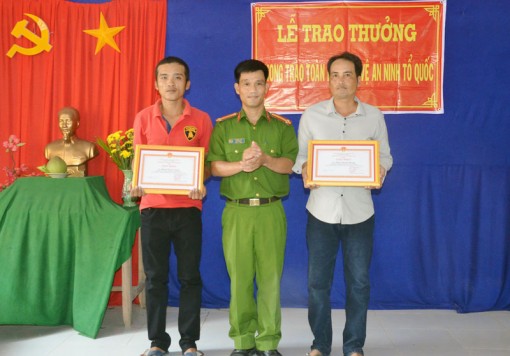 Khen thưởng quần chúng dũng cảm truy bắt tội phạm