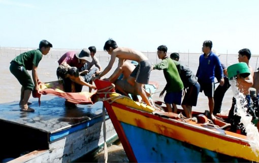 Người lính mang quân hàm xanh thực hiện công tác dân vận