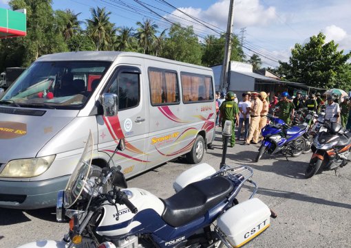 Bắt xe ô tô chở nhóm thanh niên mang hung khí, bắt giữ người trái pháp luật