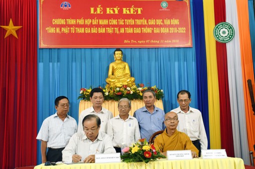 Ký kết chương trình phối hợp tuyên truyền an toàn giao thông trong tăng ni, phật tử