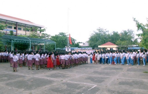 Hưởng ứng “Ngày thế giới tưởng niệm các nạn nhân tử vong do tai nạn giao thông” gắn với lễ chào cờ