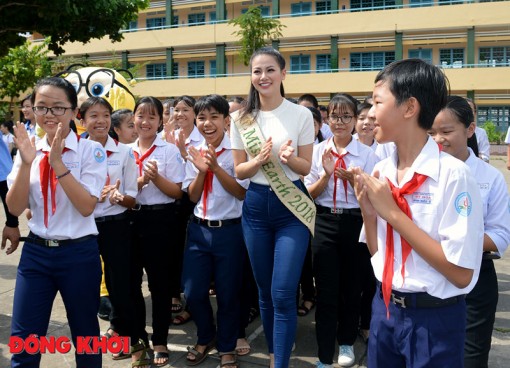 Hoa hậu Phương Khánh về thăm trường cũ và gặp gỡ giao lưu Hội phụ nữ Bến Tre