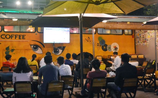 “Tranh thủ” xem bóng đá trước giờ bão tới