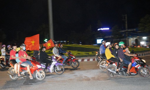 Hàng trăm người dân Bến Tre xuống đường mừng chiến thắng đội tuyển bóng đá Việt Nam