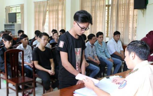 Trao quyết định xử phạt hành chính 36 đối tượng cổ vũ đua xe trái phép