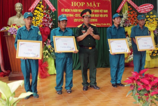 Chợ Lách thực hiện thắng lợi nhiệm vụ quân sự, quốc phòng địa phương