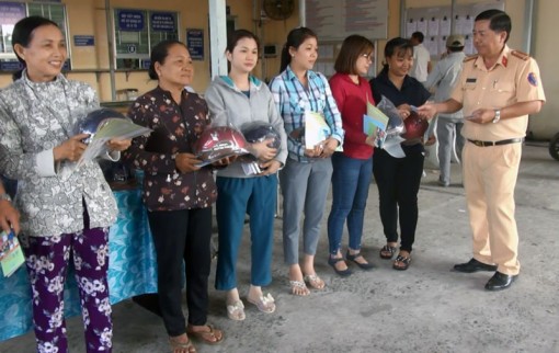 Cảnh sát giao thông tặng nón bảo hiểm nhân Ngày Quốc tế Phụ nữ