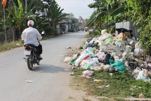 Sớm giải quyết đống rác ở gần chợ Thành Triệu