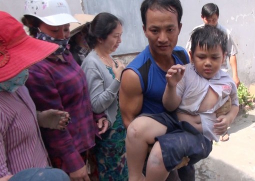 Giải cứu thành công cháu bé mắc kẹt trong góc tường nhà
