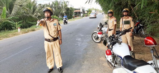 Người cảnh sát giao thông tận tụy với công việc
