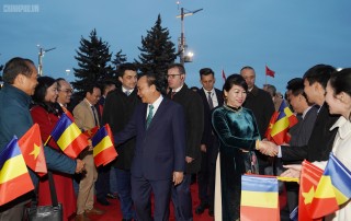 Thủ tướng đến Bucharest, bắt đầu thăm chính thức Romania