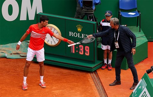 Quăng vợt theo bóng, Novak Djokovic suýt gây họa