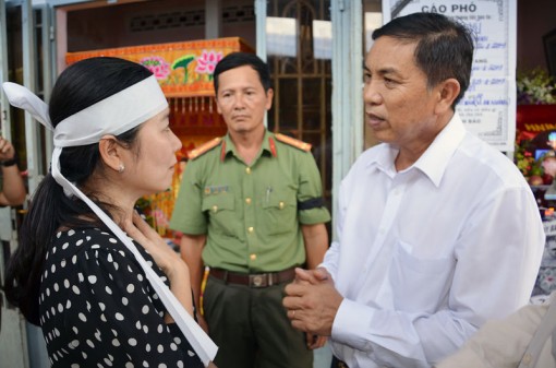 Thăm công an viên bị thương khi làm nhiệm vụ