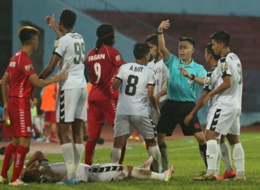 Trọng tài Việt Nam bị treo còi vì rút nhầm thẻ