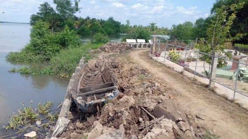 Khắc phục đoạn đê bao bị sạt lở tại khu vực vàm Cái Gà