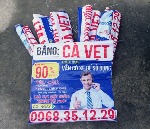 Công an xã Mỹ Thạnh An tháo gỡ nhiều tờ quảng cáo cho vay trái phép