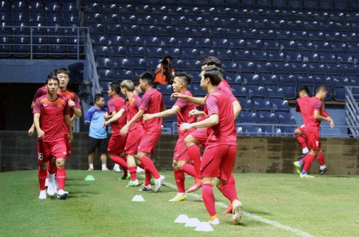 Đội tuyển Việt Nam làm quen mặt sân đấu King's Cup 2019