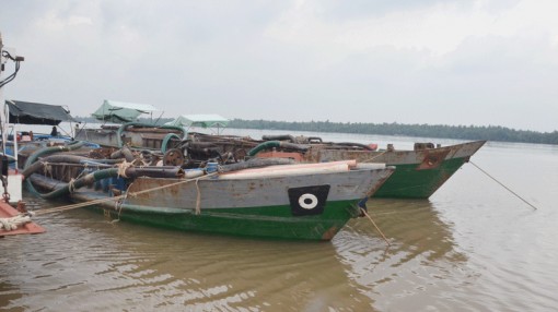 Bắt quả tang 3 tàu khai thác cát sông trái phép