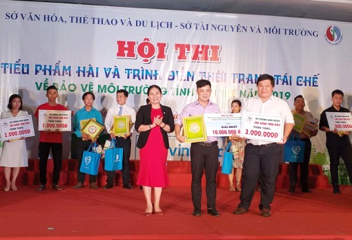 Câu lạc bộ Vui hát ôm trọn giải thưởng thời trang tái chế về bảo vệ môi trường